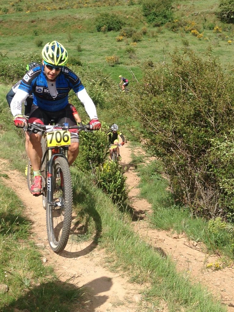 Edu Rico en carrera de MTB con el dorsal 706