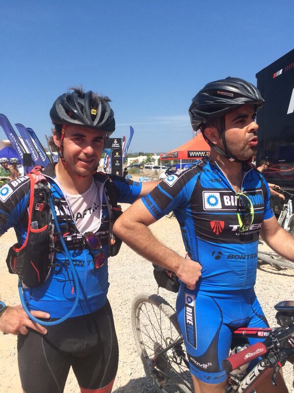 Edu y su compañero tras una carrera de MTB