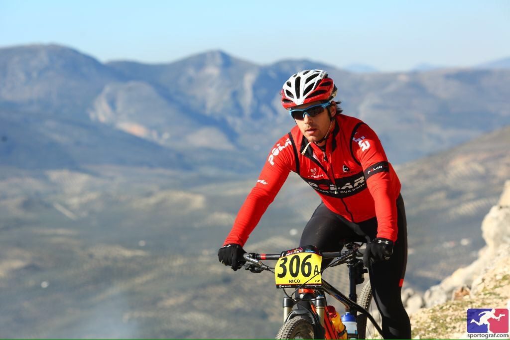 MTB en la montaña con el dorsal 306