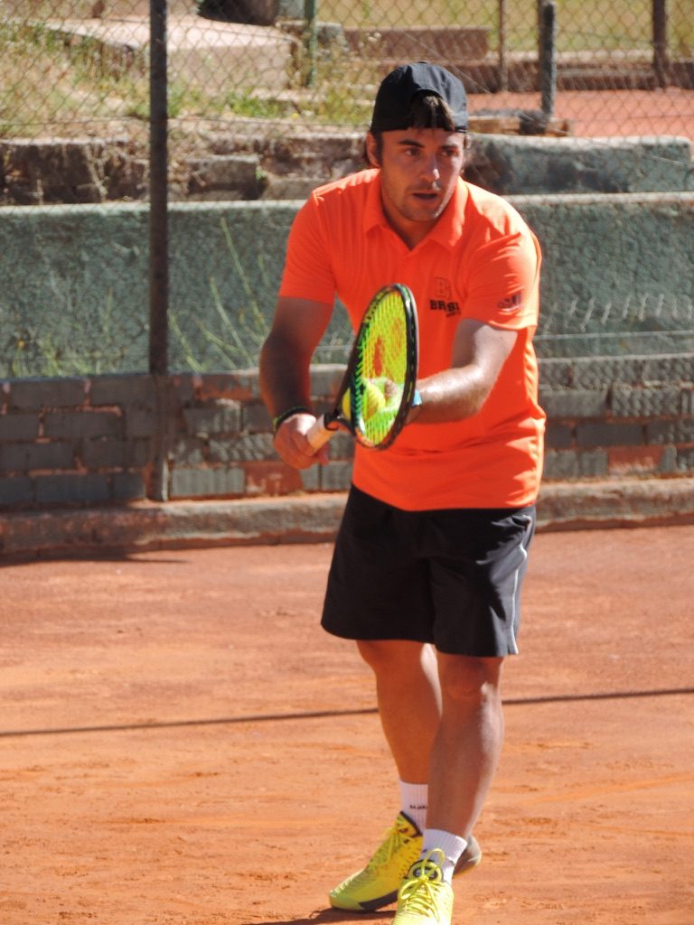 Edu jugando al tenis en tierra batida